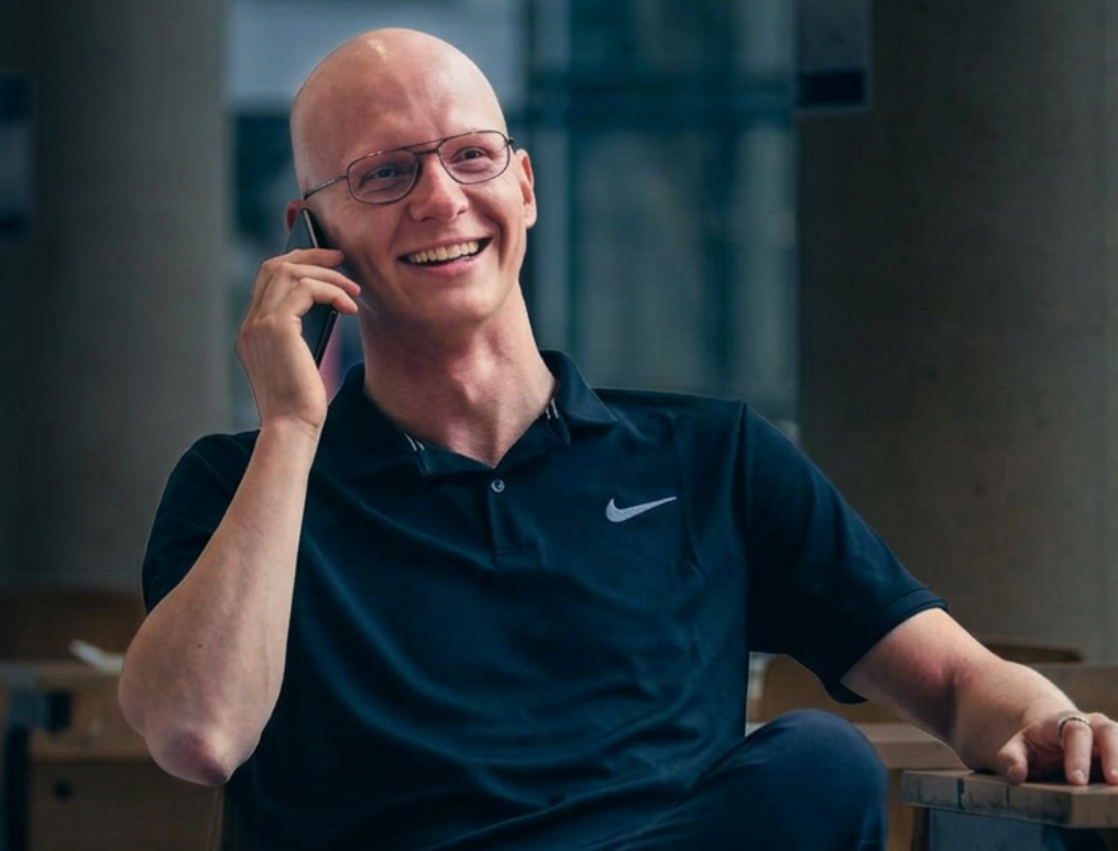 Franz Kohlack im Beratungsgespräch am Telefon