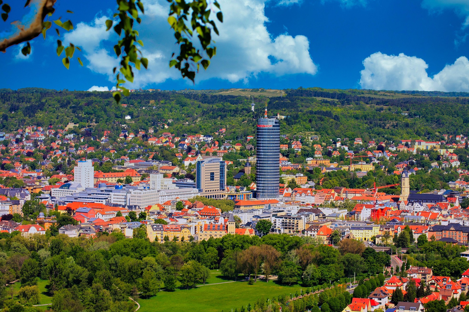 Blick über die Stadt Jena mit dem JenTower
